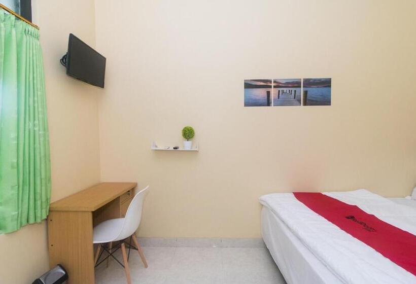 Номер Economy, Reddoorz Syariah Near Stasiun Madiun