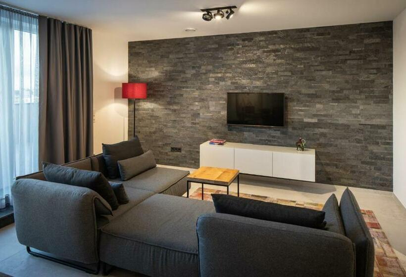 جناح ديلوكس, Home & Work