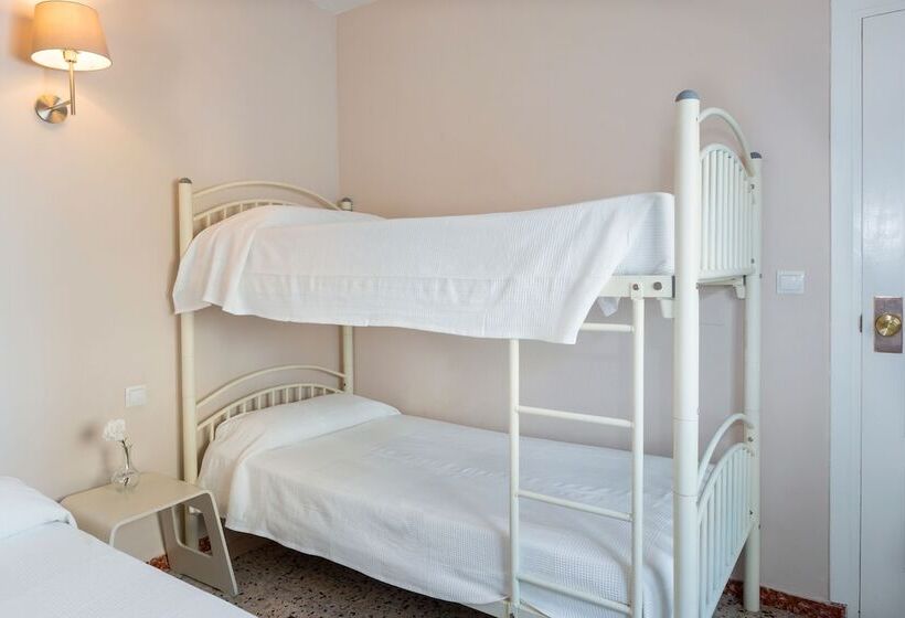 Номер Стандарт Четырехместный Совместный Санузел, Málaga Inn