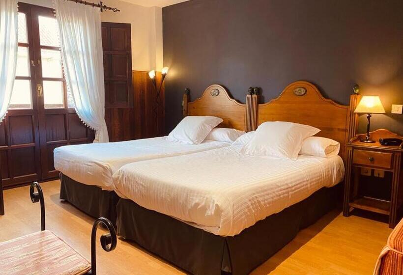 Quarto Estandar com Sacada, El Tejo De Comillas