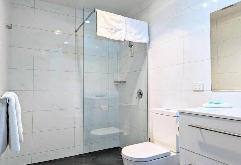 스탠다드 스튜디오, Mayfair Plaza Motel And Apartments