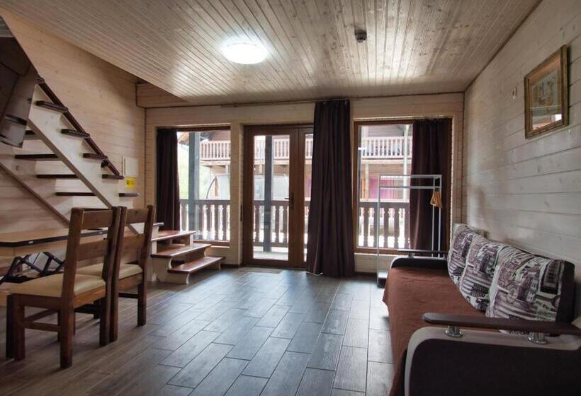 Family Suite, Nicole