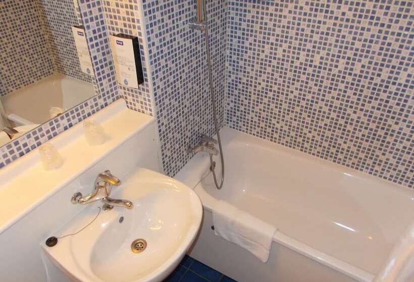 Номер Стандарт, Kyriad Tarbes Odos