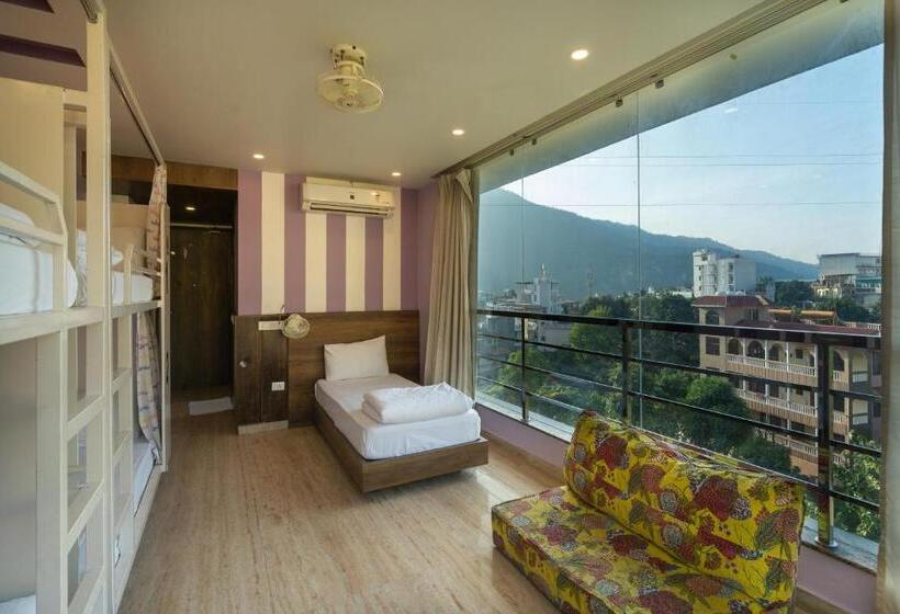تختخواب در اتاق مشترک, Moustache Rishikesh Luxuria