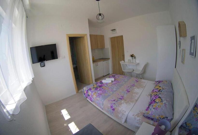 استودیو استاندارد با چشم‌انداز باغ, Apartmani Ogi 1