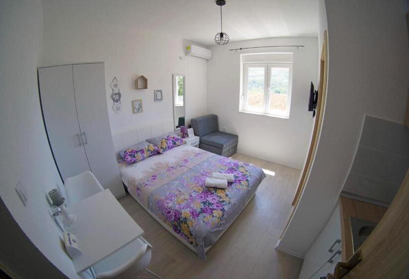 استودیو استاندارد با چشم‌انداز باغ, Apartmani Ogi 1