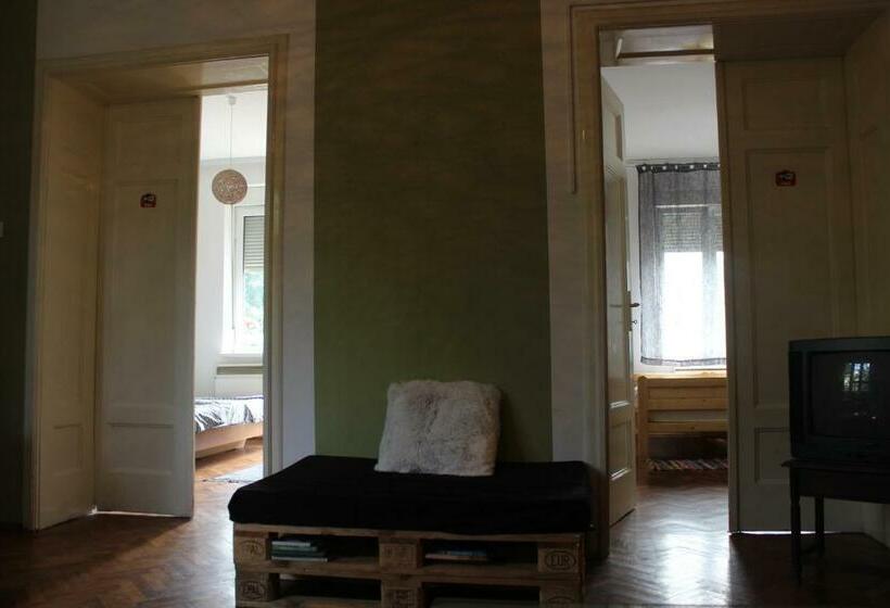 اتاق استاندارد سه تخته با سرویس بهداشتی مشترک, Central Station Private Rooms