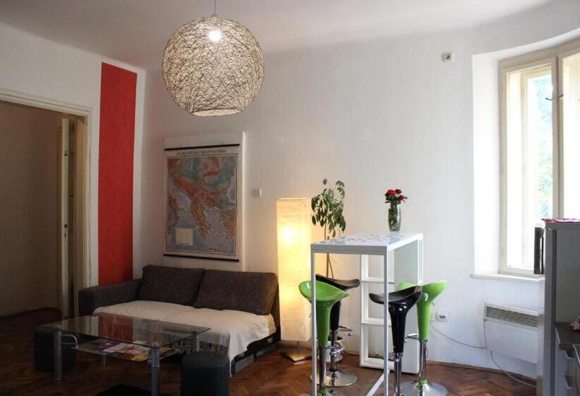 اتاق استاندارد سه تخته با سرویس بهداشتی مشترک, Central Station Private Rooms