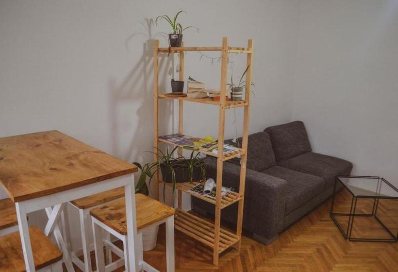 اتاق استاندارد سه تخته با سرویس بهداشتی مشترک, Central Station Private Rooms