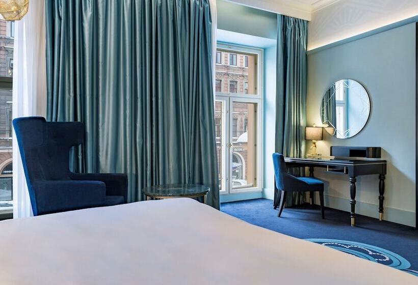 جناح جونيور, Radisson Royal Hotel, St. Petersburg