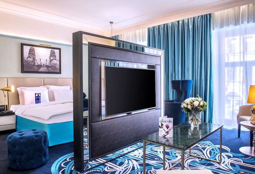 جناح جونيور, Radisson Royal Hotel, St. Petersburg