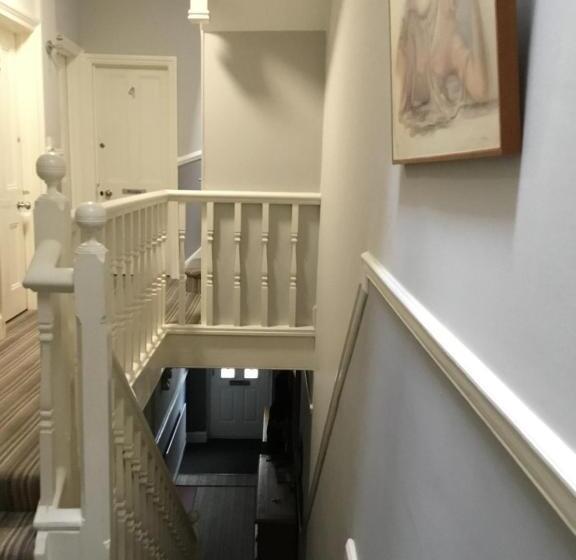 اتاق استاندارد, The Clayton Guest House