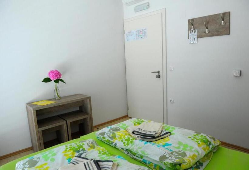 اتاق استاندارد با سرویس بهداشتی مشترک, Hostel Ormož