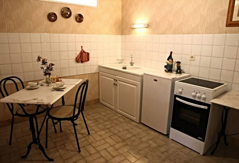 Семейные Апартаменты, The Storyteller Apartment Chateau Le Mur