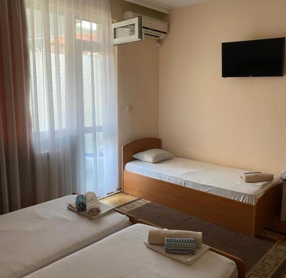 Номер Стандарт Трехместный, Family Hotel May