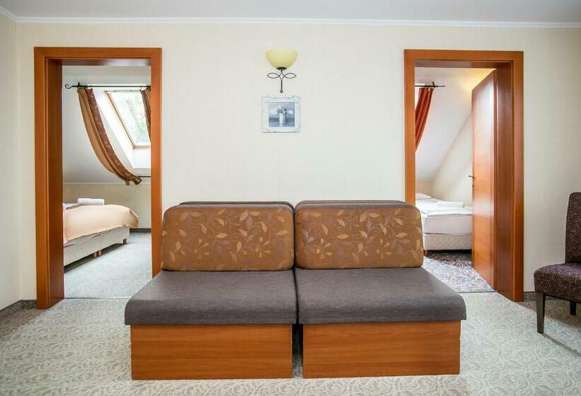 Family Suite, Narád