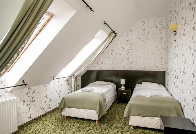 Family Suite, Narád