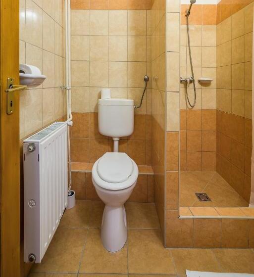 家庭间, Lipicai Hotel és étterem