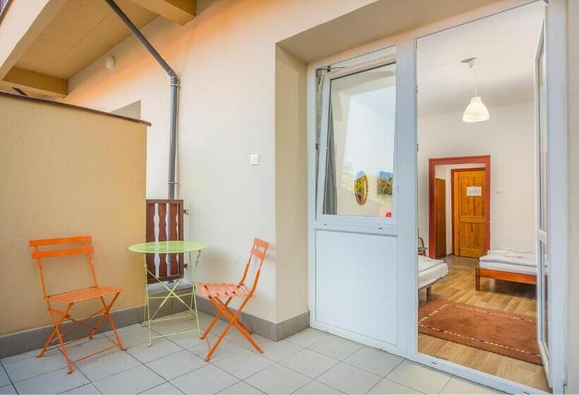 家庭间, Lipicai Hotel és étterem