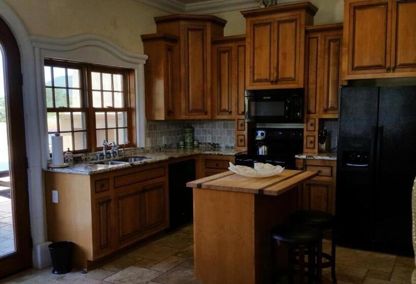Люкс Повышенной Комфортности, Thorn Hill Vineyards Villa Suites