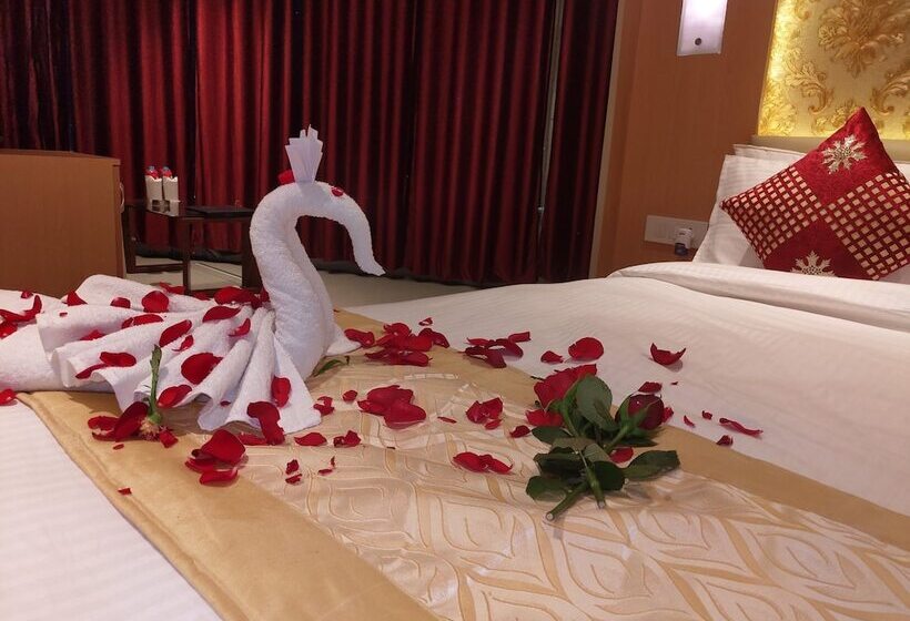اتاق اجرایی, The Red Velvet