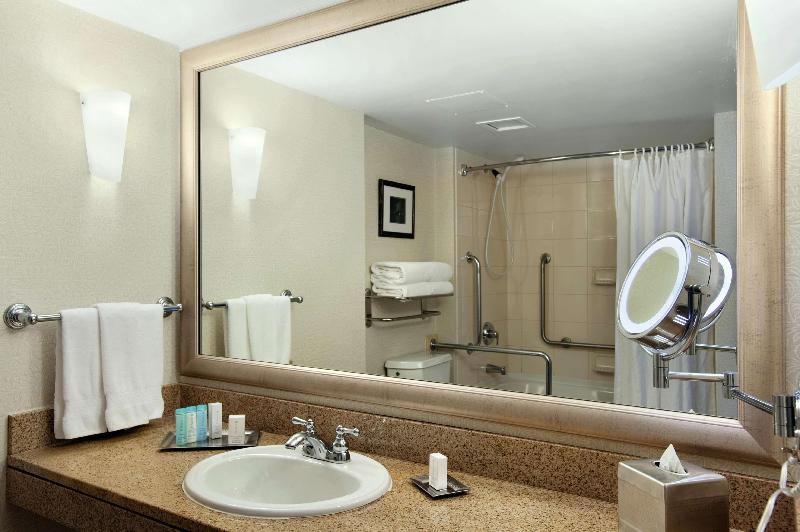 Номер Deluxe Кровать Кинг, Hilton Vancouver Metrotown