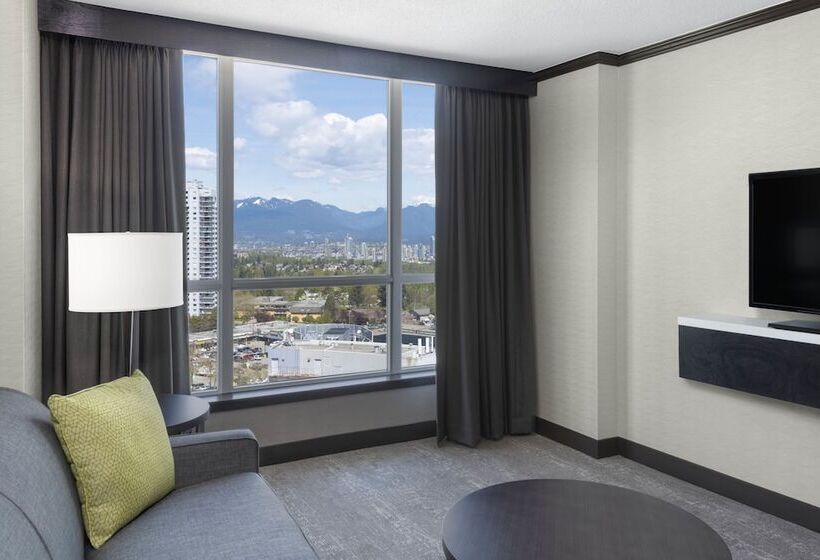 Номер Deluxe, Hilton Vancouver Metrotown