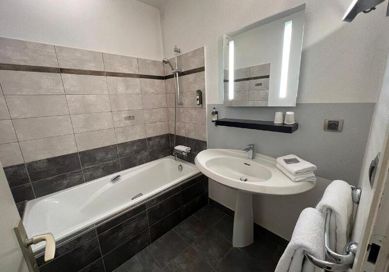 Номер Стандарт Трехместный, Logis Hotel Restaurant Saint Romain