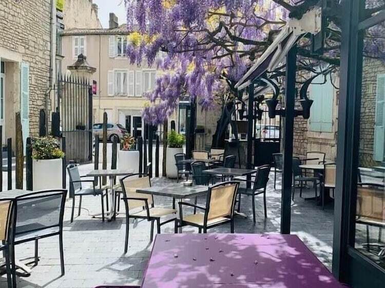 Номер Комфорт, Logis Hôtel Restaurant Le Fontarabie