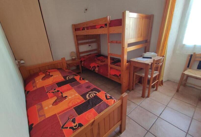 Номер Стандарт Трехместный, Auberge Lou Jas