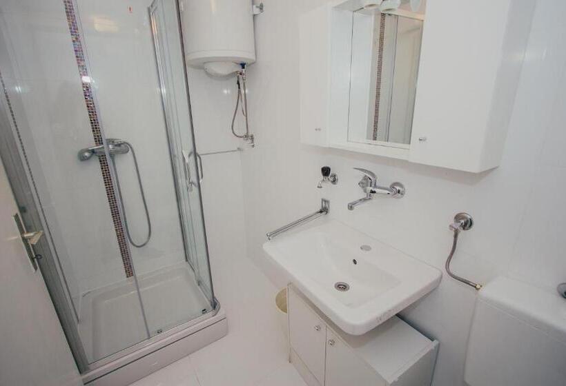 اتاق خانوادگی با چشم‌انداز دریا, Apartments And Rooms Ille