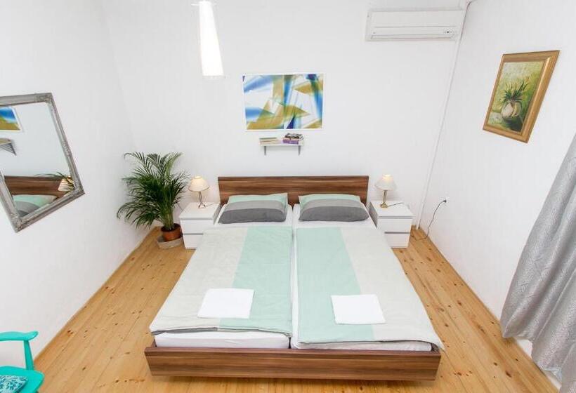 اتاق استاندارد سه نفره, Apartments And Rooms Ille