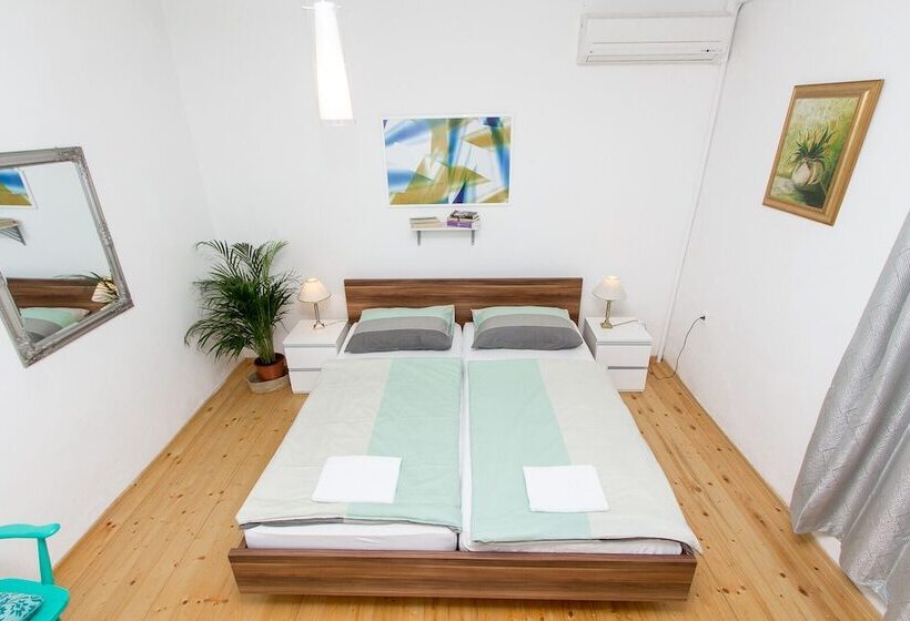 اتاق استاندارد سه نفره, Apartments And Rooms Ille