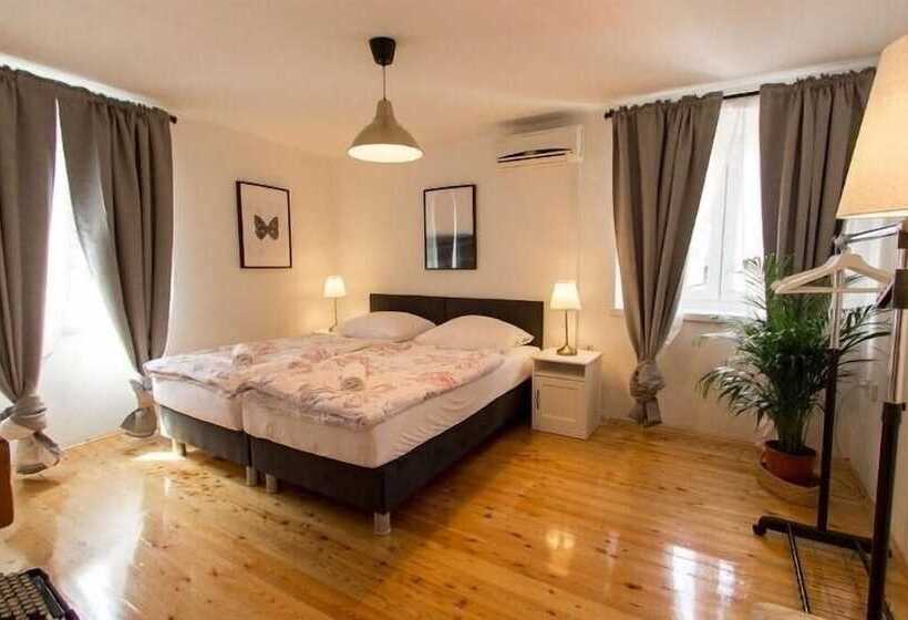 اتاق خانوادگی با چشم‌انداز دریا, Apartments And Rooms Ille