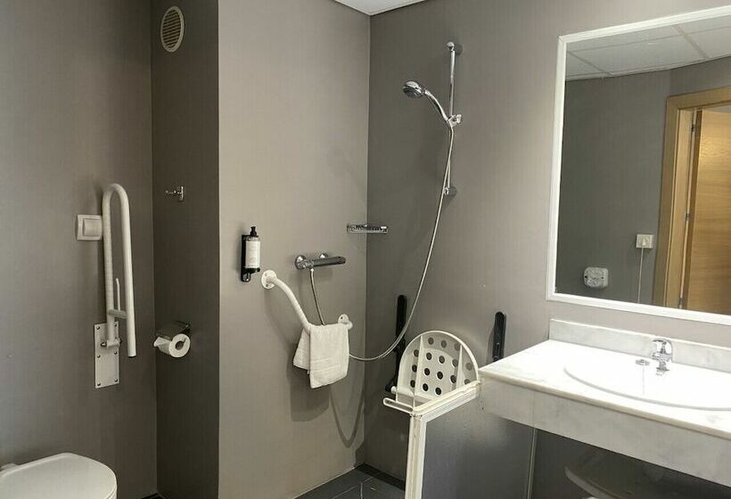 Номер Стандарт Адаптированный для Инвалидов, Holiday Inn Express San Sebastian De Los Reyes, An Ihg