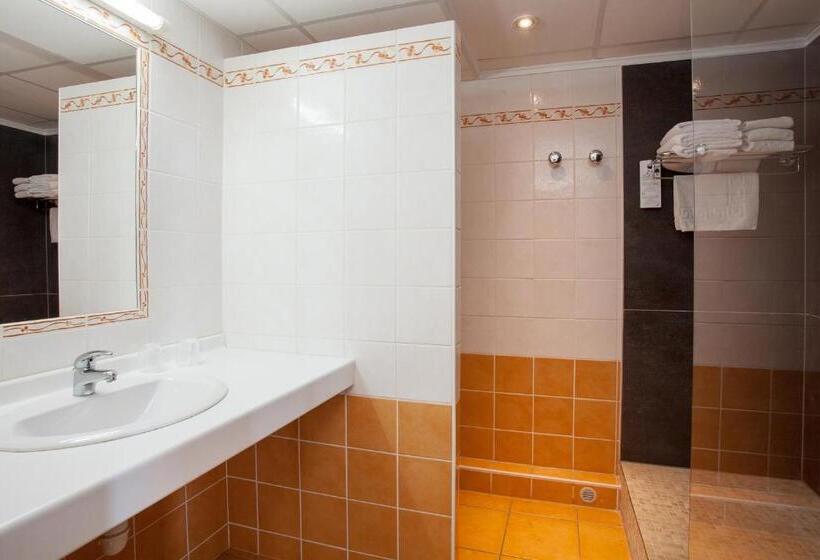 Номер Стандарт Трехместный, Hôtel Restaurant Plaisance Piscine Couverte Et Chauffée  Proche Sarlat
