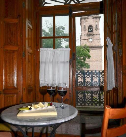 Quarto Superior com Vistas, Los Juaninos