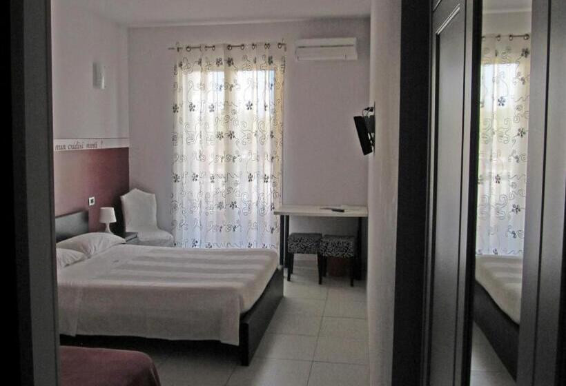 Трехместный Номер Стандарт с Балконом, B&b Persi Nel Sud