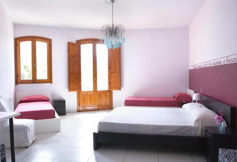 חדר לארבעה סטנדרטי עם מרפסת, B&b Persi Nel Sud