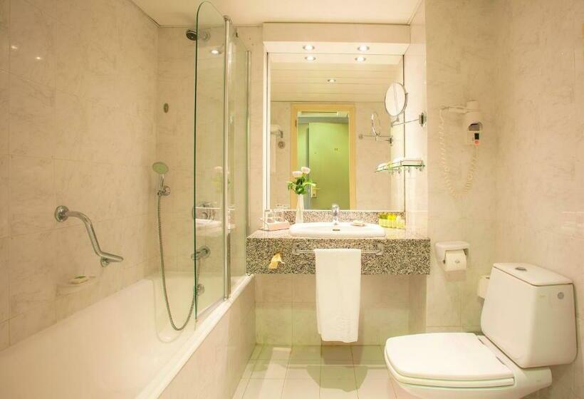 景色の見えるデラックストリプルルーム, The Grandresort   Limited Edition By Leonardo Hotels