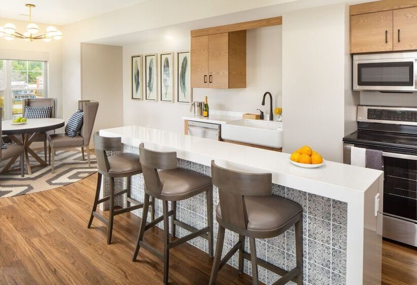 Suite with lake view, Voco Saranac Lake Ny Waterfront, An Ihg