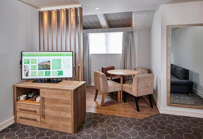 מיטת קינג בסוויטה, Holiday Inn Ellesmere Port/cheshire Oaks, An Ihg
