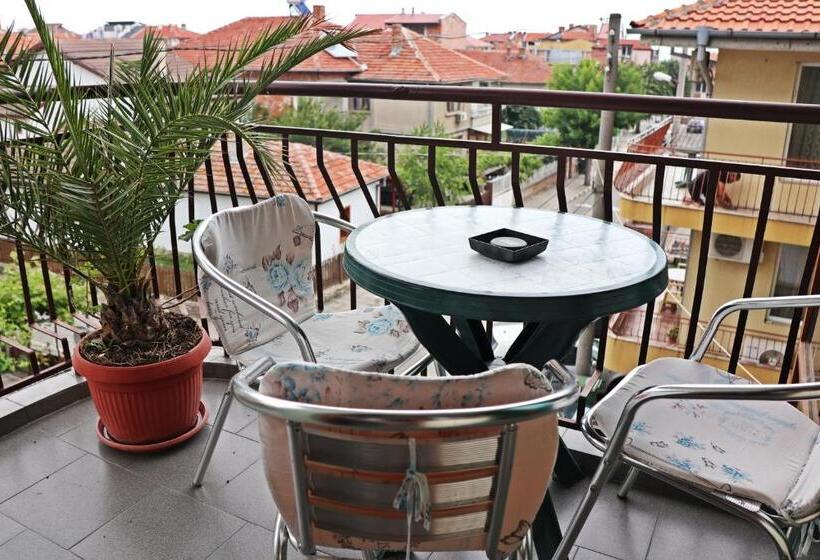 Трехместный Номер Стандарт с Балконом, Guest House Kostadinovi