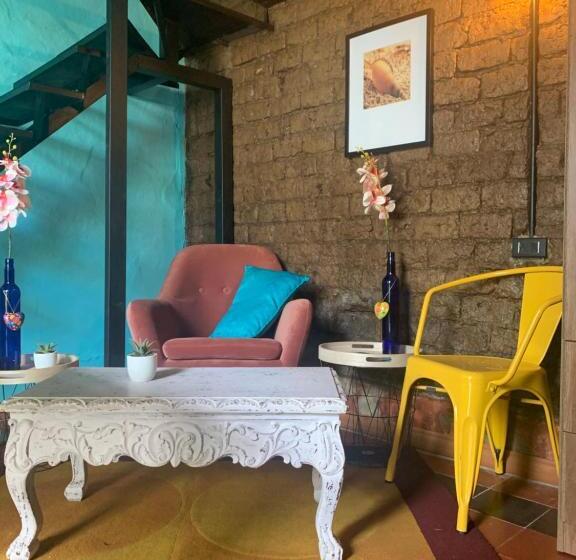 إستوديو سوبيريور, Moonshine Boutique Hostal