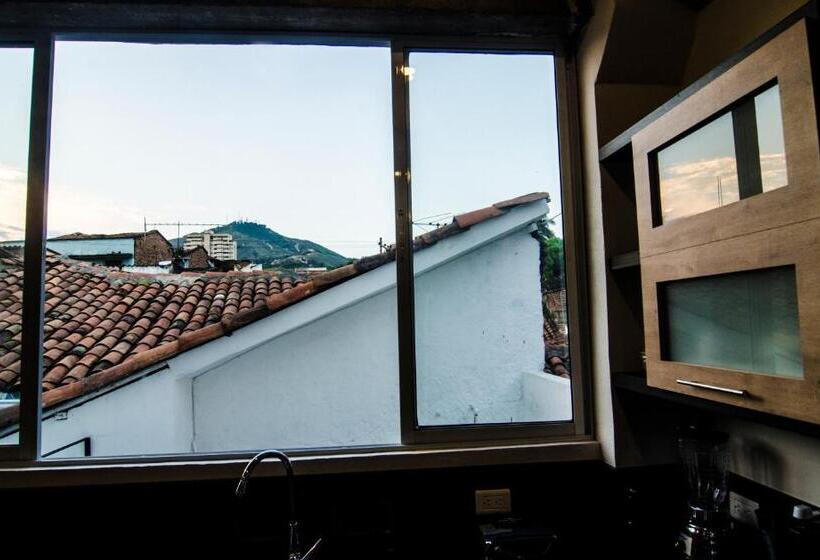 جناح, Moonshine Boutique Hostal