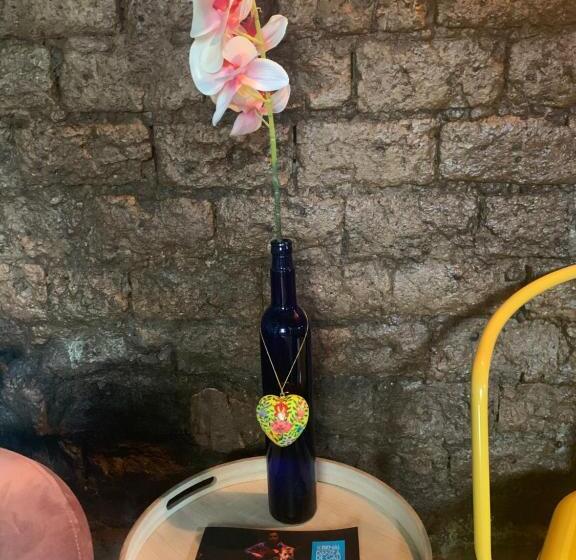 إستوديو سوبيريور, Moonshine Boutique Hostal