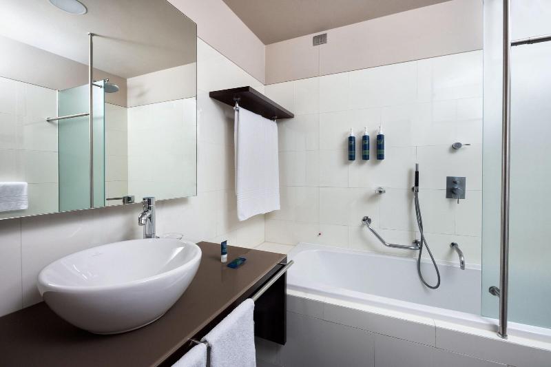 اتاق اجرایی با تخت بزرگ, Four Points Sheraton Bolzano Bozen