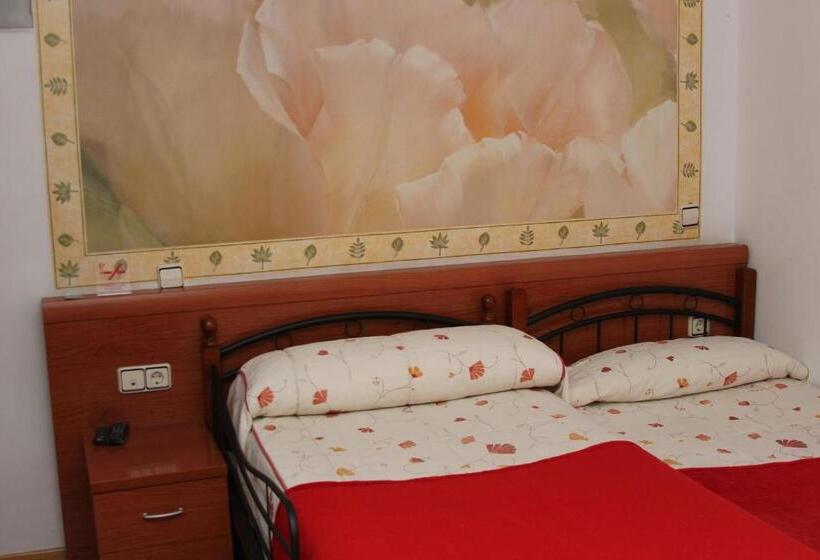 Четырехместный Номер Стандарт, Hostal Isis