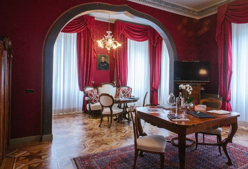 Suite with lake view, Relais & Chateaux Villa Crespi