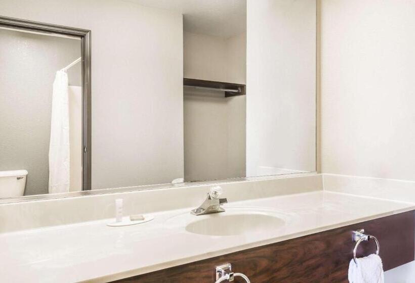 Люкс Deluxe Кровать Кинг, Super 8 By Wyndham Madison In